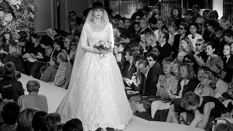 Claudia Schiffer bei einer Modenschau als Braut