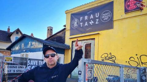 Clubbetreiber Steve Turn steht vor seinem Club Frau Tanz