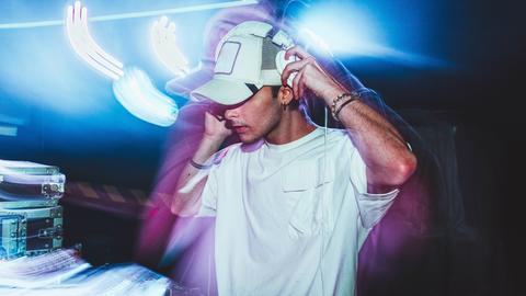 Ein DJ legt auf.