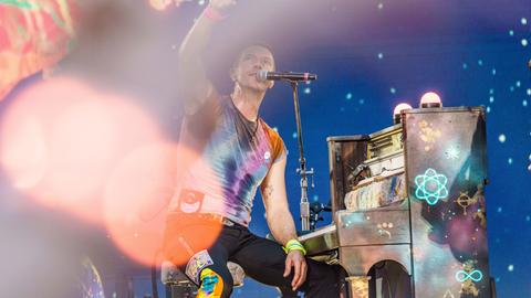 Coldplaysänger Chris Martin sitzt am Klavier