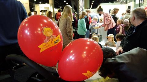 Kinder und Erwachsene bei Conni-Party auf der Frankfurter Buchmesse