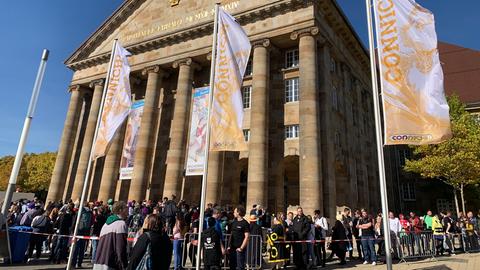 Animee- und Manga-Fans vor der Stadthalle Kassel