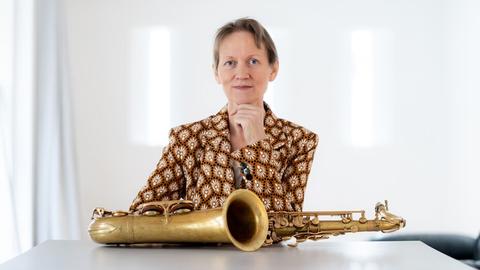 Corinna Danzer posiert mit ihrem Saxophon.