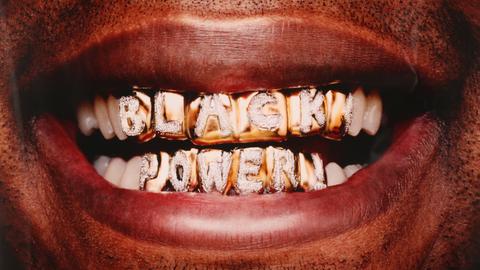 Mund mit Goldzähnen auf denen "Black Power" steht