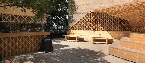 Biergarten mit vielen Holzbauelementen in Erbach im Odenwald