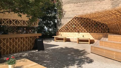 Biergarten mit vielen Holzbauelementen in Erbach im Odenwald