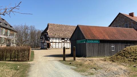 Alte Bauernhäuser stehen im Hessenpark in Neu-Anspach