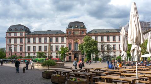 Residenzschloss in Darmstadt, davor ein Biergarten mit Bänken und Tischen