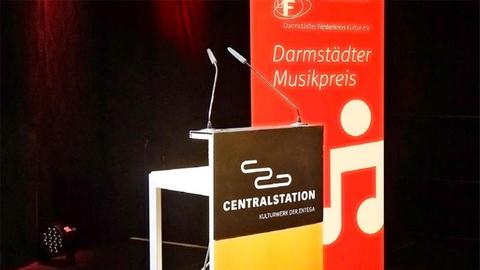 Aufsteller mit der Aufschrift Darmstädter Musikpreis - davor ein Rednerpult in der Centralstation Darmstadt