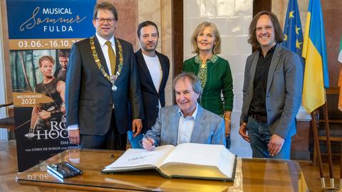 Chris de Burgh trägt sich ins Goldene Buch der Stadt Fulda ein. 