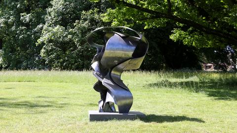 Skulptur aus gebogenem Alumnium in einem Park