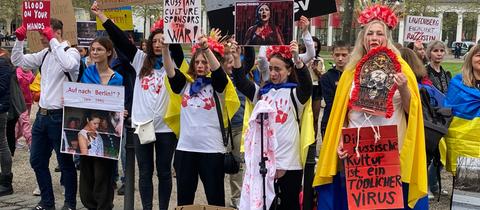 Demo gegen den Auftritt von Anna Netrebko in Wiesbaden