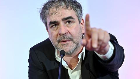 Deniz Yücel, Präsident der Schriftstellervereinigung PEN-Zentrums Deutschland steht zu Beginn der Mitgliederversammlung am Rednerpult.