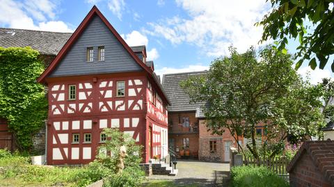 Das vor dem Abriss bewahrte Wellehannese-Haus in Waldbrunn-Ellar - ein Ensemble aus Winkelhofreite mit Fachwerkhaus, Scheune und Bauerngarten aus dem 17. und 18. Jahrhundert.