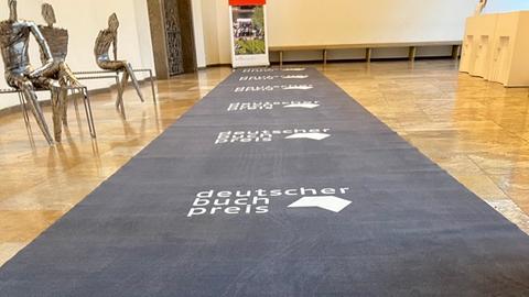 Ausgerollter Teppich im Römer mit der Aufschrift "deutscher buchpreis"