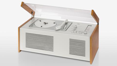 Eine Radio-Phono-Kombination aus weißem Metall und Kork, designt von Dieter Rams