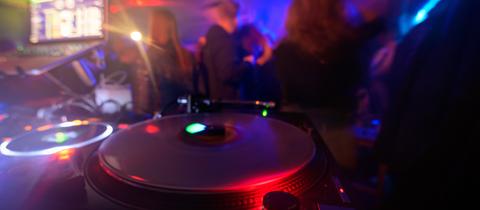 Plattenteller in einer Disco.