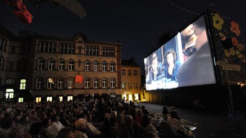 Leinwand des Open-Air-Kinos in Kassel