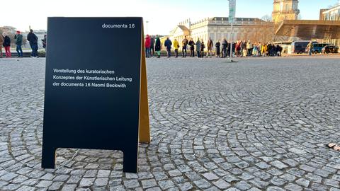 vor EinemGrobengeBäudemit -Einer Glasfassade Weinenunzähloligemenschen auf der Einlass