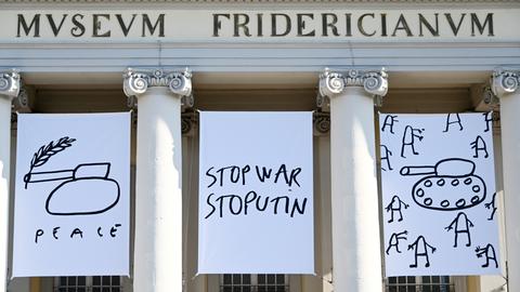 An der Fassade des Fridericianums in Kassel sind drei Motive mit dem Titel "Anti War Drawings, 2022" des documenta-Künstlers Dan Perjovschi angebracht. 