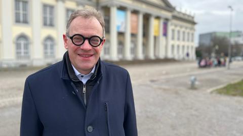 documenta-Geschäftsführer Andreas Hoffmann steht vor dem Friedericianum.