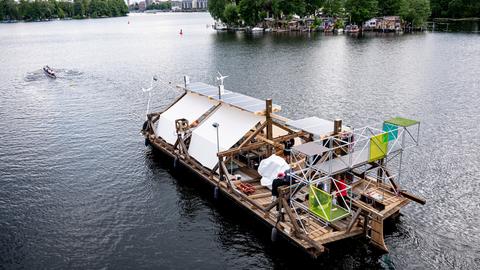 Das Schiff des documenta-Projekts "citizenship" wird vom Ruder-Club Tegelort über die Havel gezogen. Für das Projekt wurde die Dachkonstruktion des Berliner Zentrums für Kunst und Urbanistik als Floß umgestaltet. 