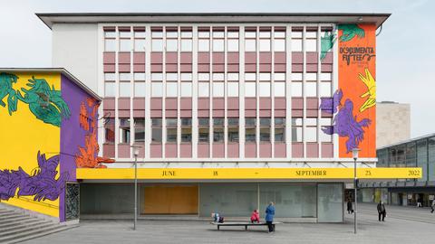 Das Gebäude, in dem das documenta fifteen-Team arbeitet. Die Fassade ist in den Farben des Designs der documenta 15 bemalt.