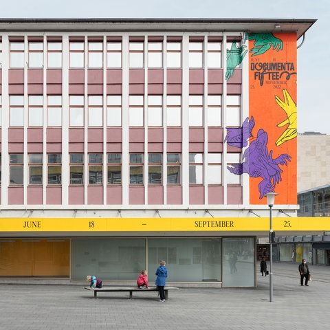 Das Gebäude, in dem das documenta fifteen-Team arbeitet. Die Fassade ist in den Farben des Designs der documenta 15 bemalt.