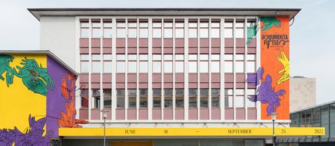 Das Gebäude, in dem das documenta fifteen-Team arbeitet. Die Fassade ist in den Farben des Designs der documenta 15 bemalt.