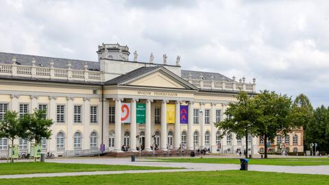 Friedrichsplatz mit Museum Fridericianum. Vor dem Museum stehen Bäume des Projekt "Stadtverwaldung - 7.000 Eichen" von Beuys.