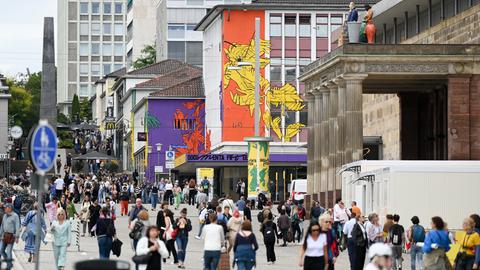 documenta-Besucher auf dem Kasseler Friederichsplatz