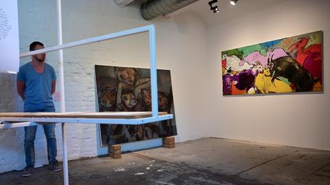 Gemälde von Raouf Al Ajouri (li., "Behind the wall") und Mohammed Al Hawajri (re., "Animals") in der Ausstellung von Künstlern aus dem Gazastreifen