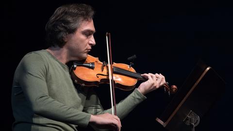 Der Violinist Ali Moraly spielt einen Ausschnitt aus «Quatrain» am 07.06.2017 auf einer Pressekonferenz zur Eröffnung der documenta 14 in Kassel (Hessen)
