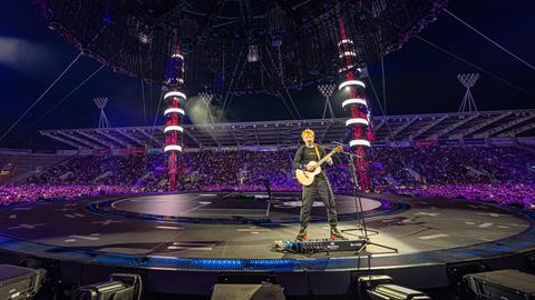 Ed Sheeran auf der Bühne mit Gitarre in der Hand