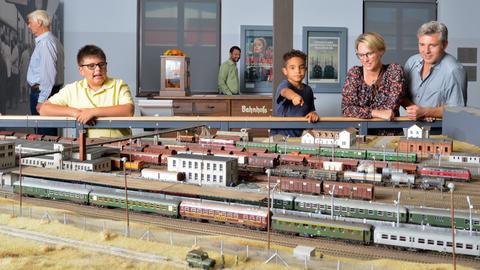 Besucher der neuen Eisenbahn-Ausstellung im Museum Bebra. 