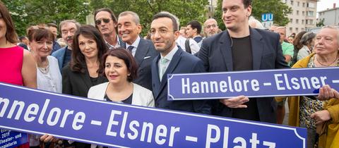 Iris Berben (3.v.l), Schauspielerin, Mike Josef (SPD, M), Oberbürgermeister von Frankfurt, und Dominik Elstner (2.v.r), Sohn von Hannelore Elsner, bei der Einweihung des Hannelore-Elsner-Platzes an der Bockenheimer Warte in Frankfurt.