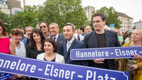 Iris Berben (3.v.l), Schauspielerin, Mike Josef (SPD, M), Oberbürgermeister von Frankfurt, und Dominik Elstner (2.v.r), Sohn von Hannelore Elsner, bei der Einweihung des Hannelore-Elsner-Platzes an der Bockenheimer Warte in Frankfurt.
