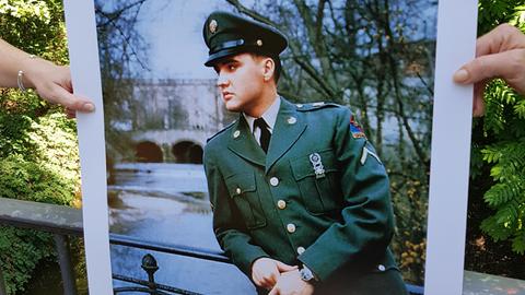Foto von Elvis Presley, der in den 1950er Jahren in Bad Nauheim an einem Brückengeländer lehnt. 