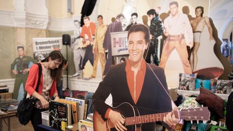 Ein Papp-Elvis im Souvenirshop auf dem Elvis-Festival in Bad Nauheim