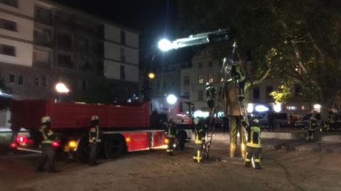 Abbau der Statue durch die Feuerwehr