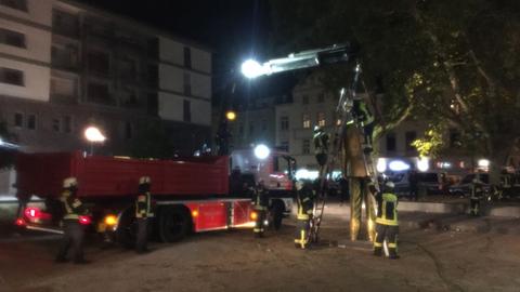 Abbau der Statue durch die Feuerwehr