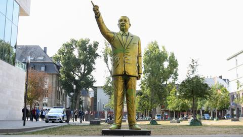 erdogan wiesbaden statue