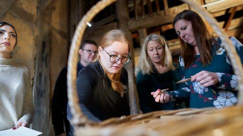 Eine Gruppe beim Escape Game auf dem Schloss Bad Homburg