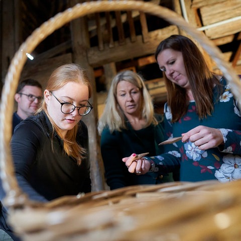 Eine Gruppe beim Escape Game auf dem Schloss Bad Homburg