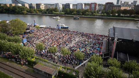 Rund 12.000 Menschen hatten sich auf dem Gelände der Weseler Werft eingefunden.