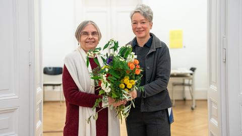 Zwei Frauen mit Blumenstrauß