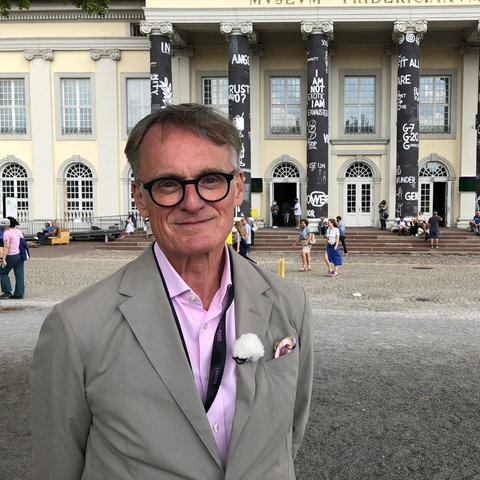 Alexander Farenholtz steht in Kassel vor dem Fridericianum