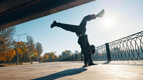 Breakdancer unter einer Brücke