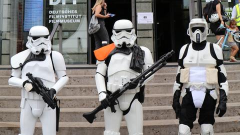 Stormtrooper aus Starwars vor dem Deutschen Filmmuseum