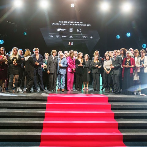 Alle Preisträger und Mitwirkenden stehen nach der Verleihung des Hessischen Film- und Kinopreises 2021 auf der Bühne. 
